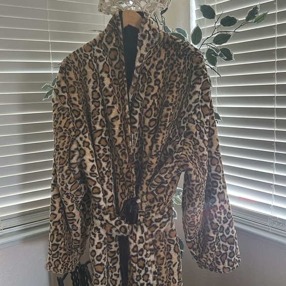 NWB Minky Couture Luxurious And Soft Leopard Print Robe - Picture 2 of 13